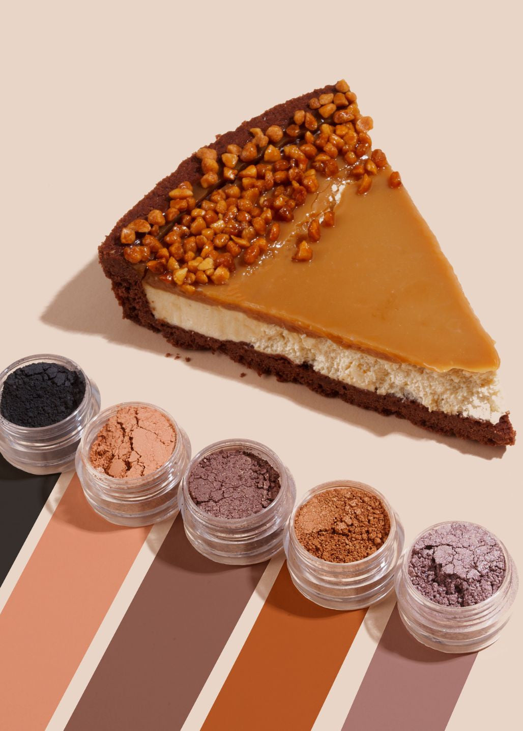 Mini cienie mineralne Annabelle Minerals Caramel zestawione z karmelowym deserem i próbkami odcieni brązu, beżu oraz czerni