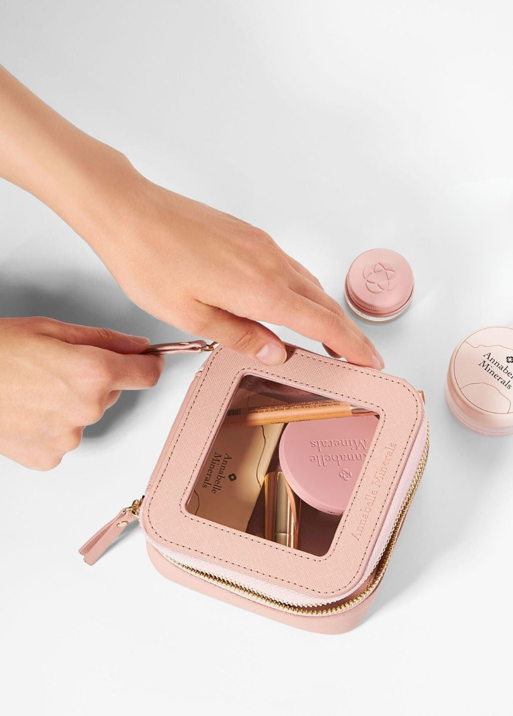 Kosmetyczka Annabelle Minerals do przechowywania kosmetyków w domu i w podróży