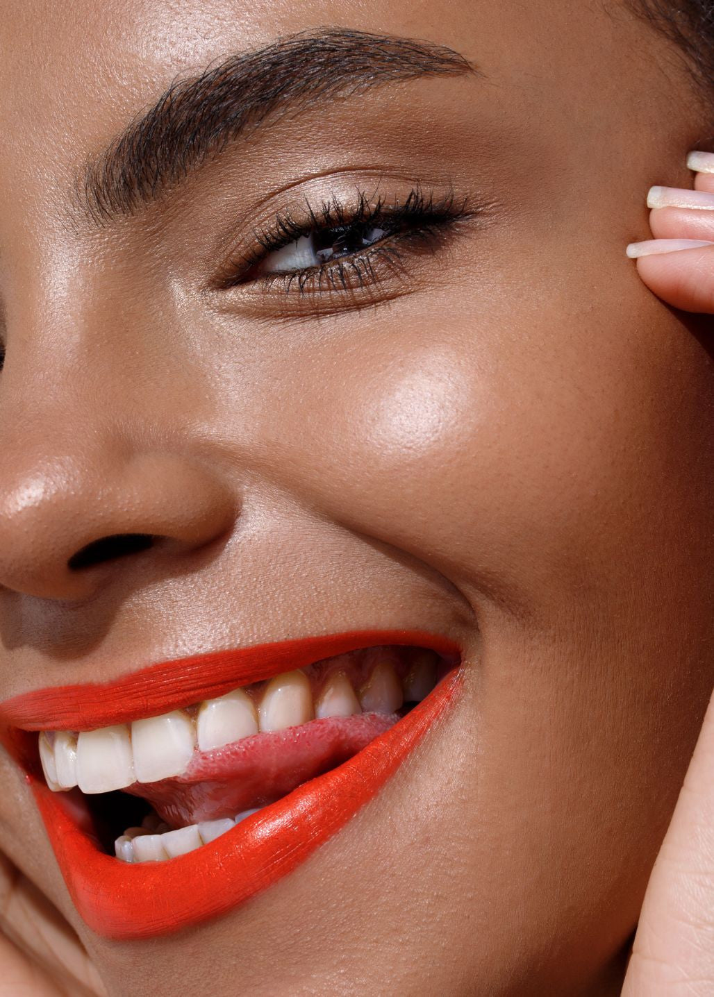 Efekt rozświetlacza Diamond Glow Annabelle Minerals na skórze