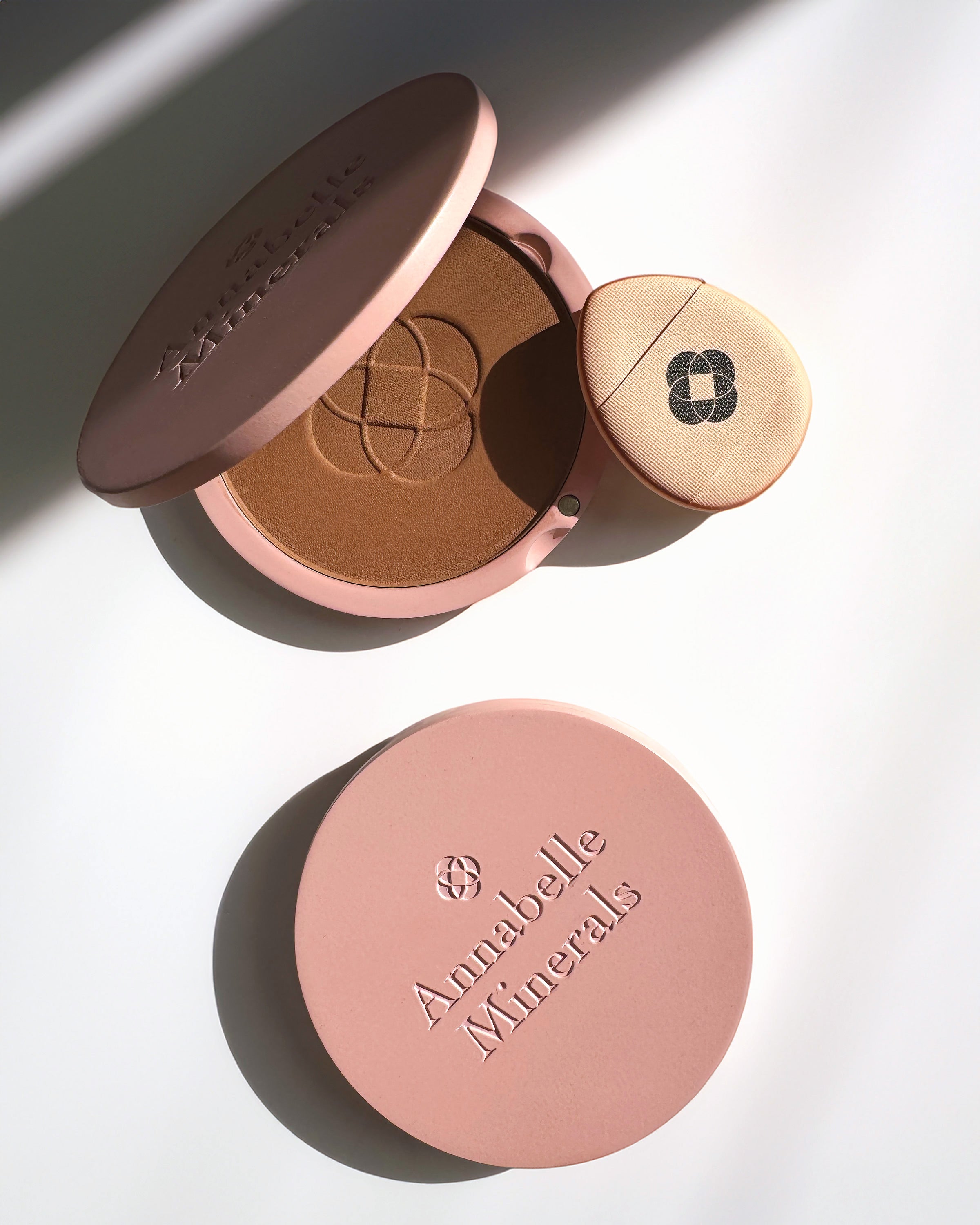 Prasowany podkład mineralny Annabelle Minerals i mini aplikator do makijażu