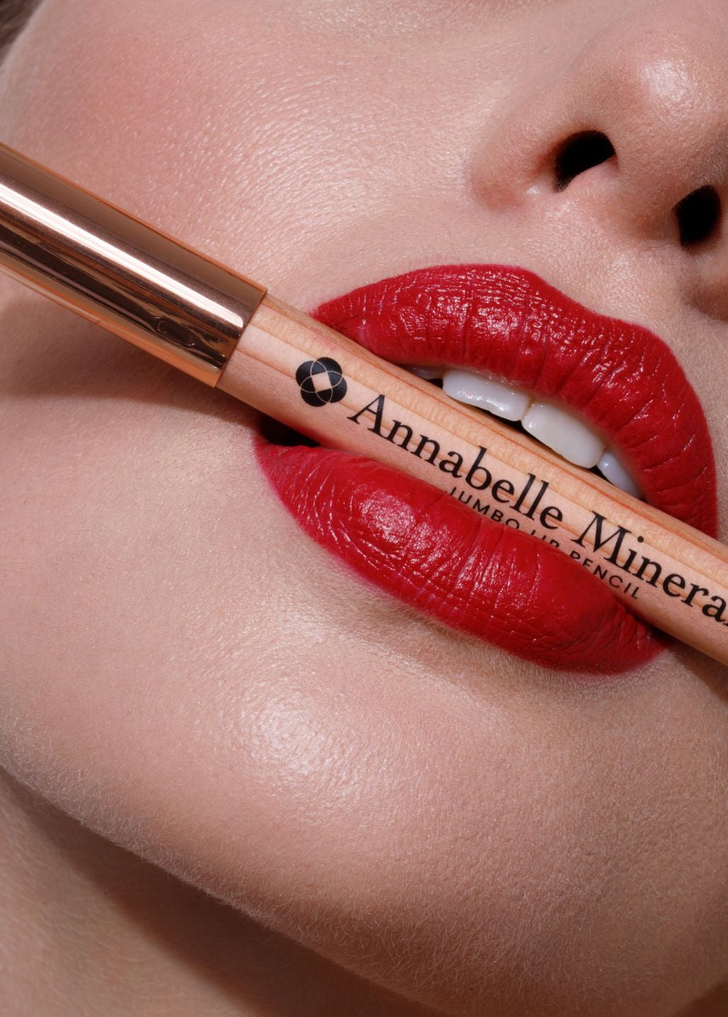 Kobieta z intensywnie czerwonym makijażem ust wykonanym kredką Dahlia Annabelle Minerals