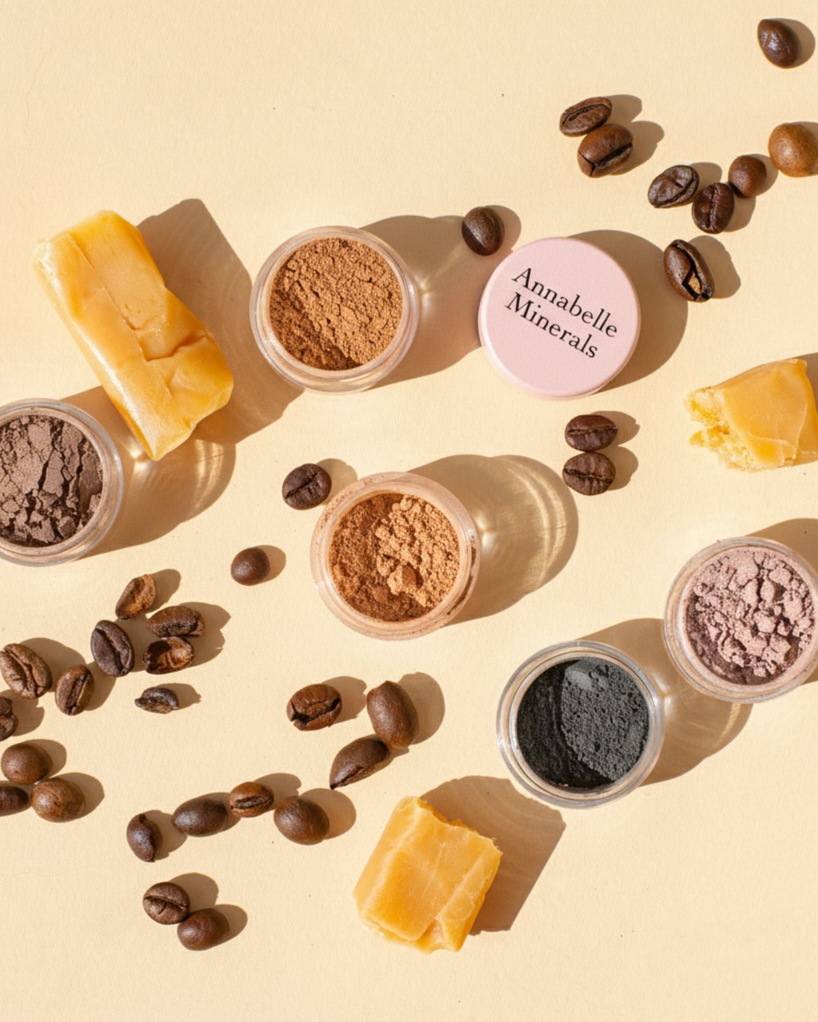 Ciepły akcent na powiekach – zestaw mini cieni mineralnych Caramel