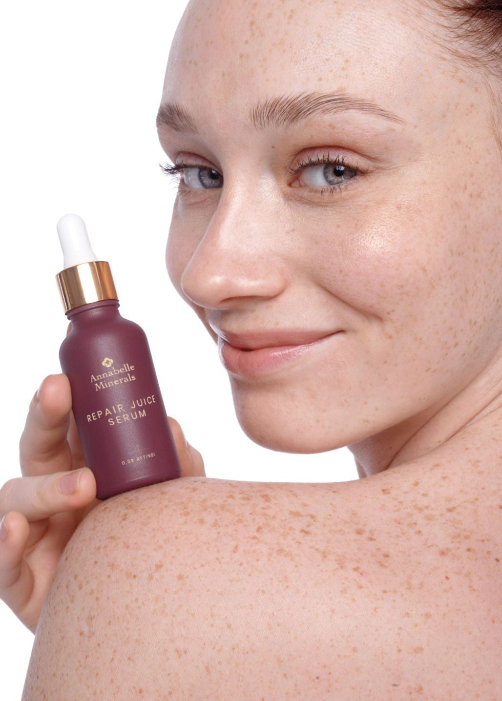 Kobieta prezentująca serum Repair Juice Annabelle Minerals z retinolem na jasnym tle