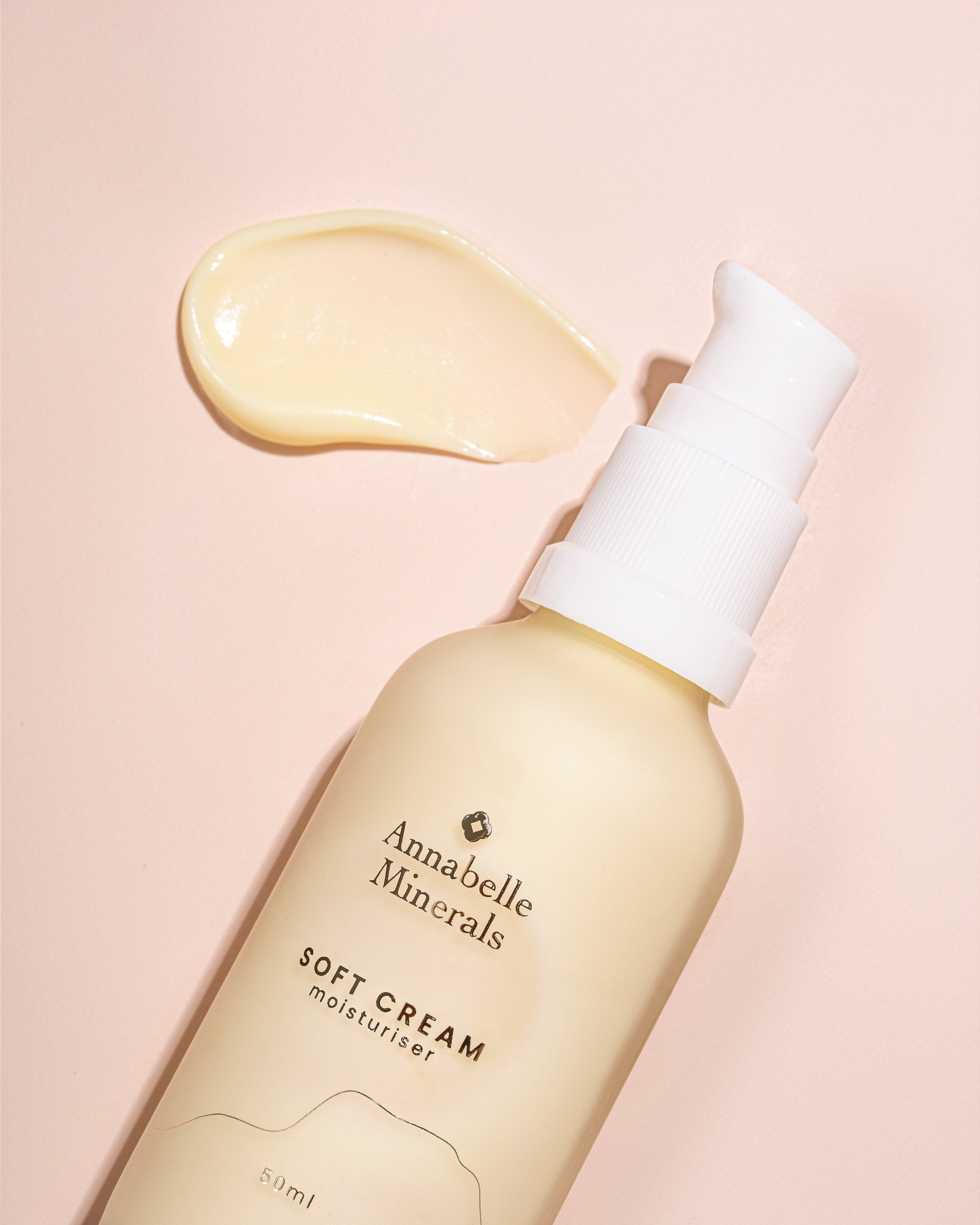 Krem nawilżający Soft Cream Annabelle Minerals z widoczną lekką konsystencją obok opakowania
