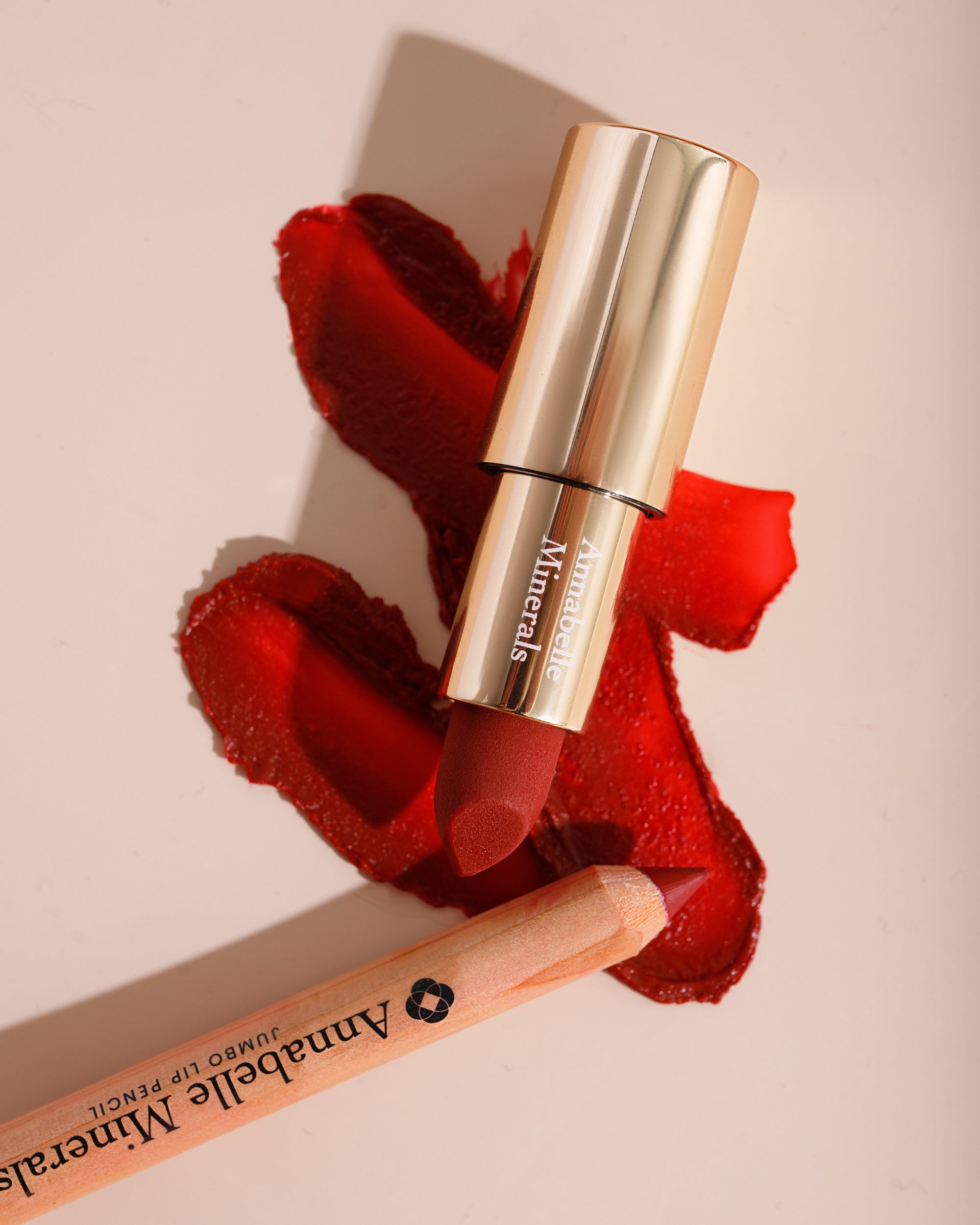 Pomadka Annabelle Minerals w odcieniu Strawberry i kredka do ust jumbo w odcieniu Dahlia